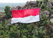 Peringati HUT ke 80 Kemerdekaan RI, Kolaborasi Pesisir 2025 Gelar Pengibaran Bendera 25 x 15 Meter di Tebing Batu Dinding