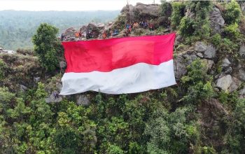 Peringati HUT ke 80 Kemerdekaan RI, Kolaborasi Pesisir 2025 Gelar Pengibaran Bendera 25 x 15 Meter di Tebing Batu Dinding