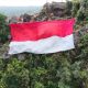Peringati HUT ke 80 Kemerdekaan RI, Kolaborasi Pesisir 2025 Gelar Pengibaran Bendera 25 x 15 Meter di Tebing Batu Dinding